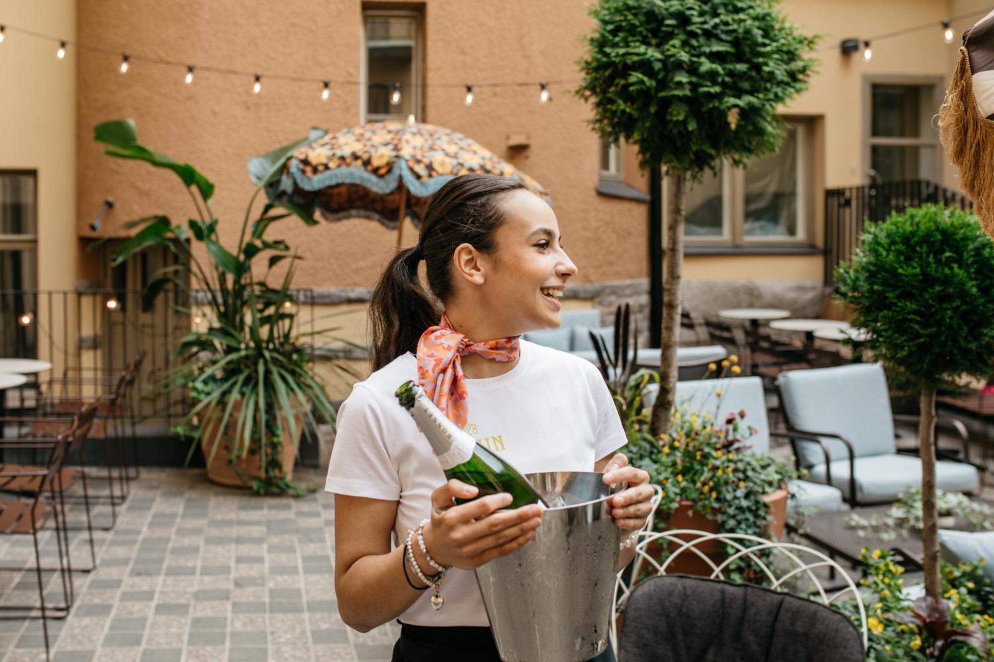 Solo Sokos Hotel Torni Helsinki Exterior photo A waitress in a restaurant